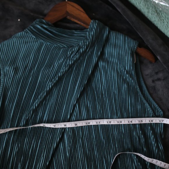 NWT PLEATED BLOUSE. - Picture 6 of 9